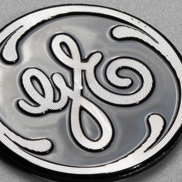 Evidenzia il logo in alluminio