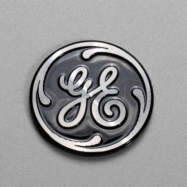 Evidenzia il logo in alluminio