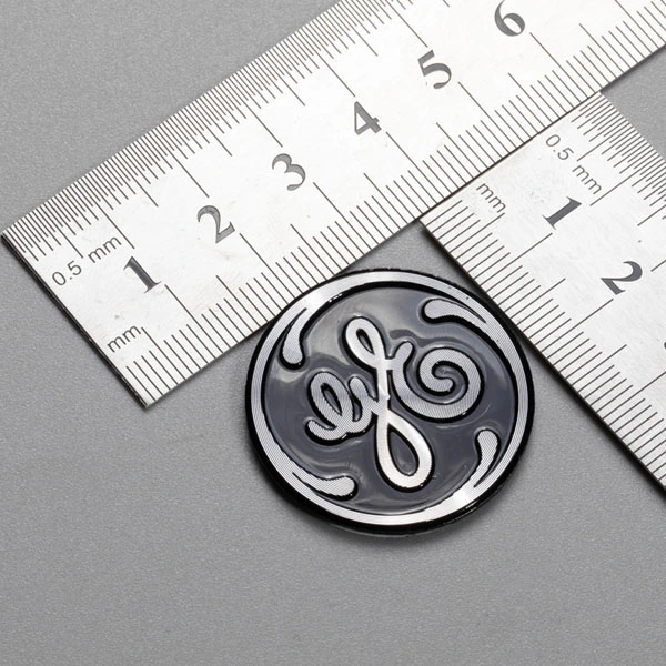 Evidenzia il logo in alluminio