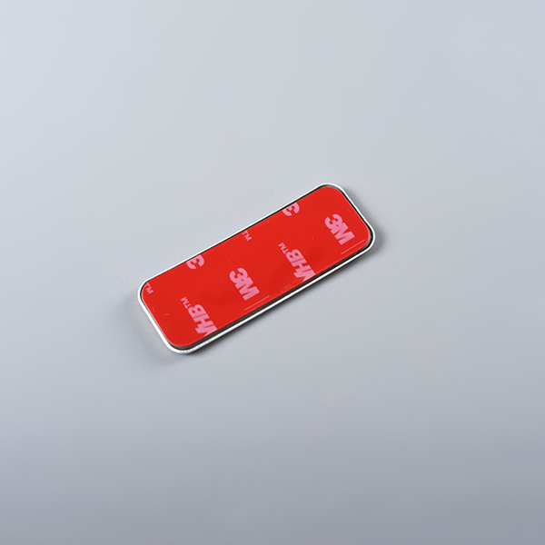 Tag in metallo con logo inciso