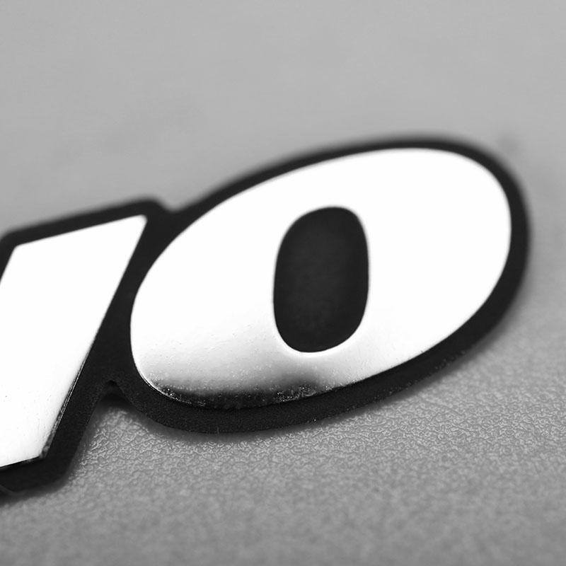 Adesivo in metallo con marchio Aptop