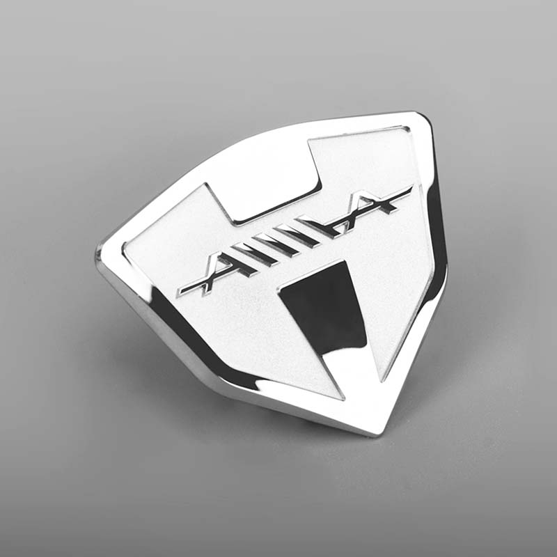 Adesivo con logo metallico cromato