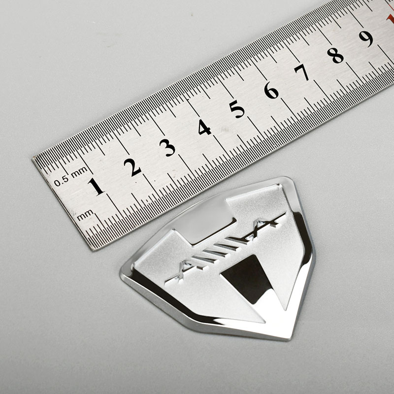 Adesivo con logo metallico cromato