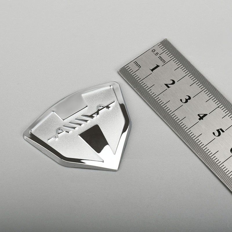Adesivo con logo metallico cromato