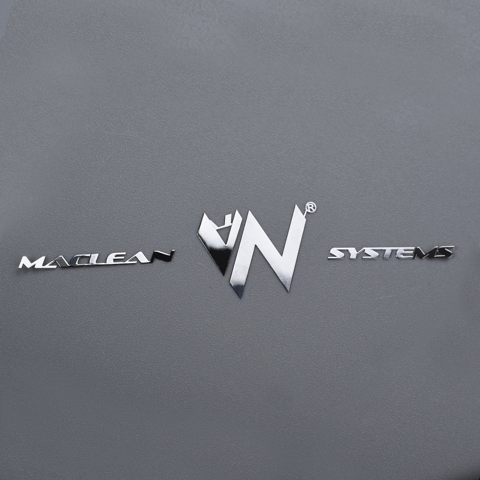 Logo adesivo in nichel goffrato