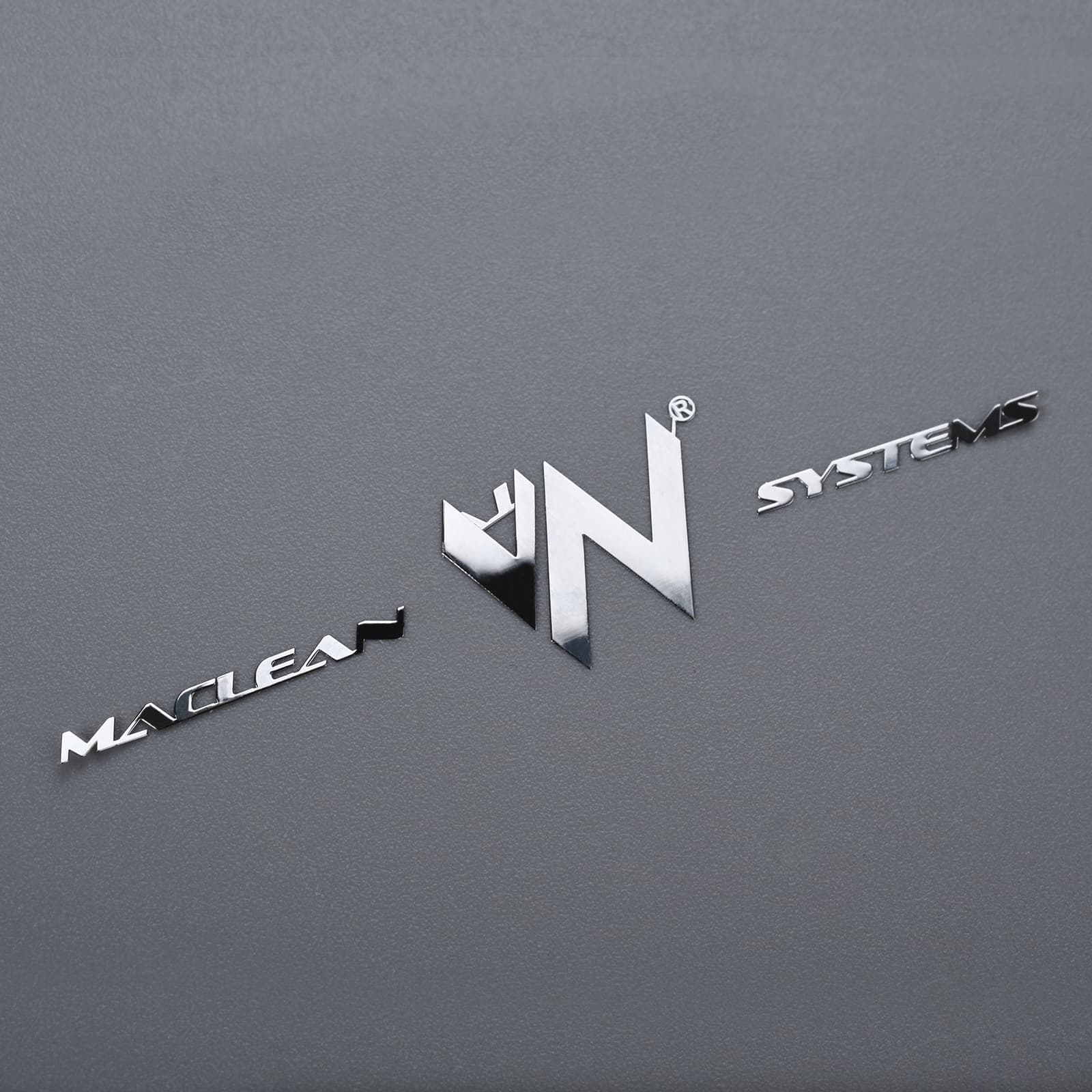 Logo adesivo in nichel goffrato