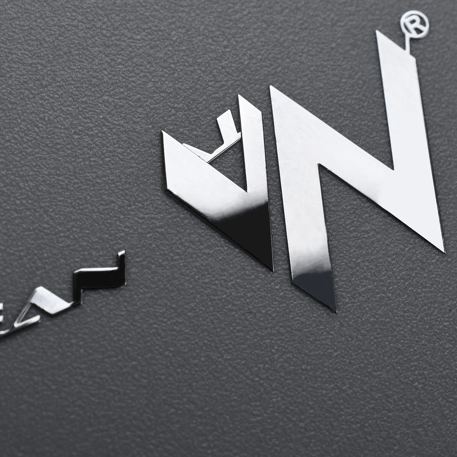 Logo adesivo in nichel goffrato
