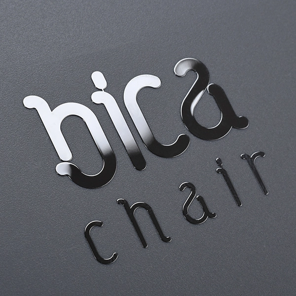Adesivo con logo in nichel per macchina