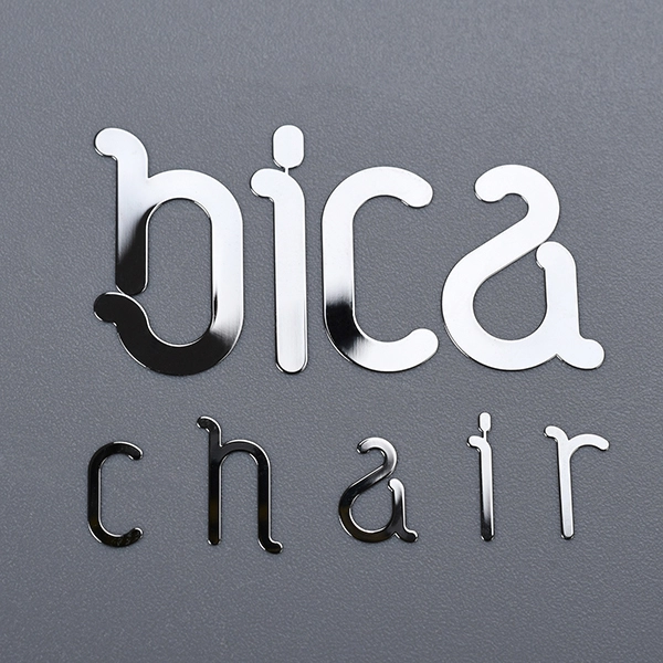 Adesivo con logo in nichel per macchina