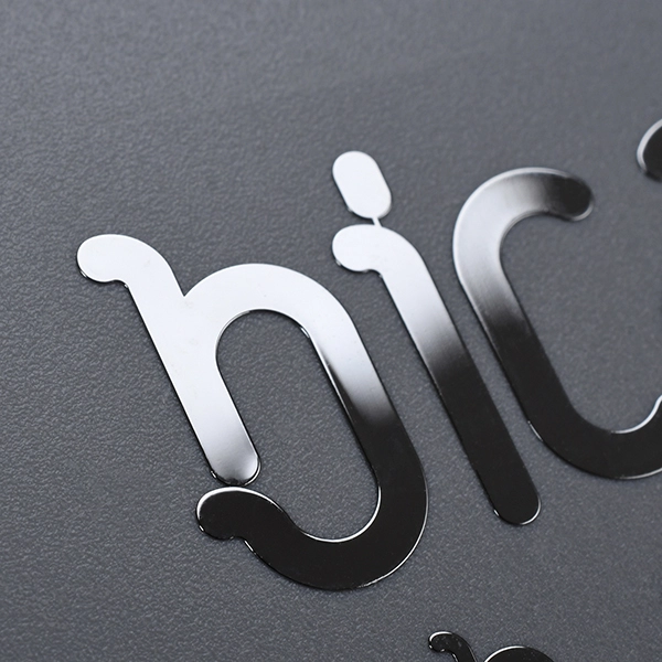 Adesivo con logo in nichel per macchina