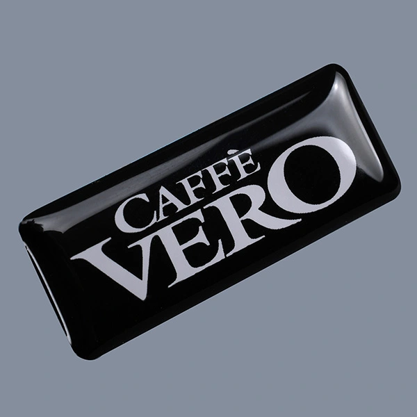 Distintivo con logo in resina epossidica personalizzato con marchio in resina epossidica