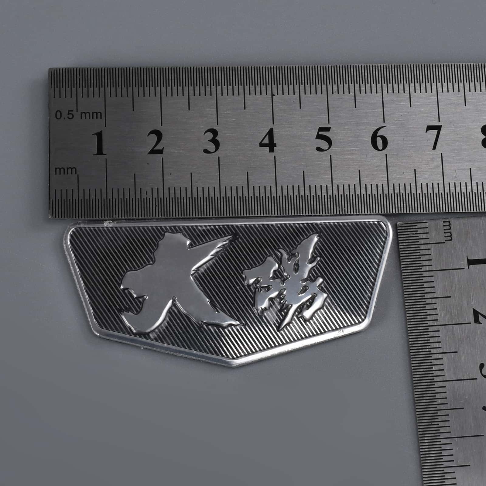 Il logo del marchio evidenzia il logo in alluminio