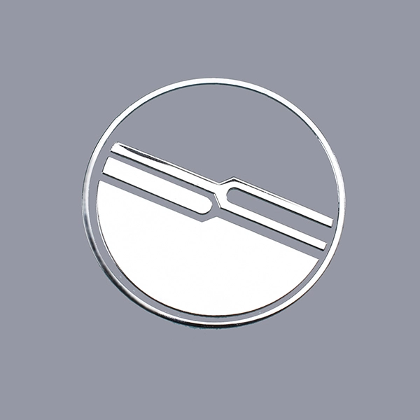 Etichetta con logo in nichel