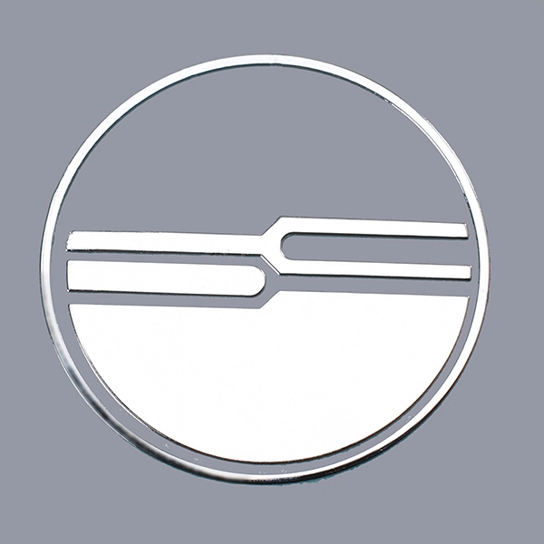 Etichetta con logo in nichel