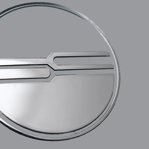 Etichetta con logo in nichel