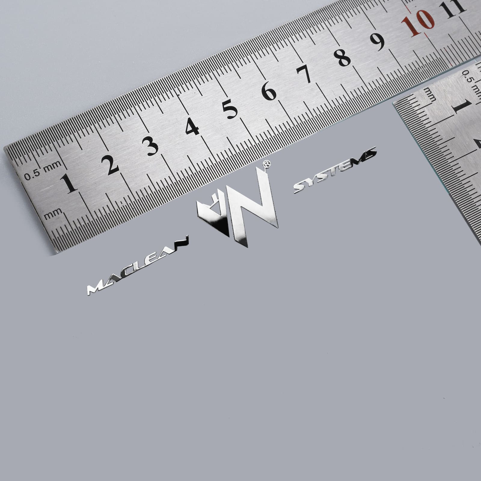 Logo adesivo in nichel goffrato