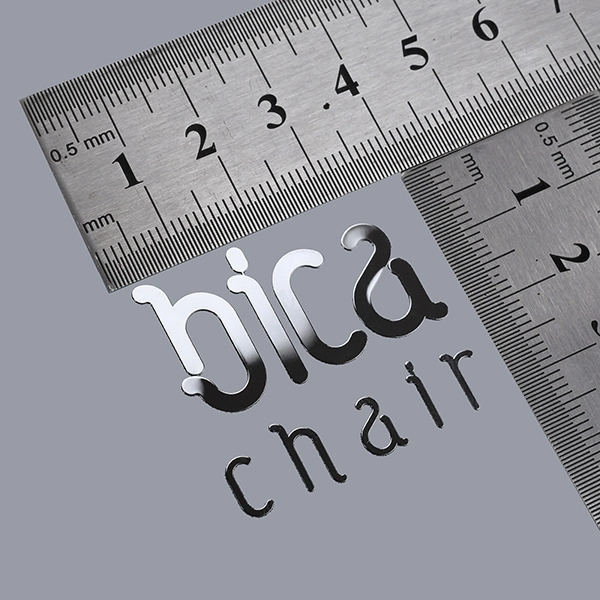 Adesivo con logo in nichel per macchina
