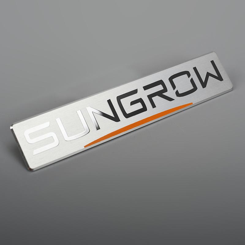 Targhetta con logo in alluminio inciso