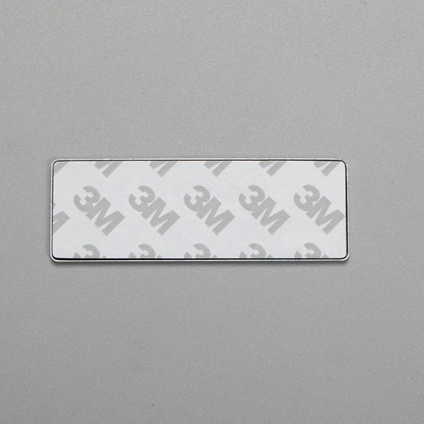 Adesivo in alluminio con logo