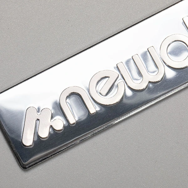 Adesivo in alluminio con logo