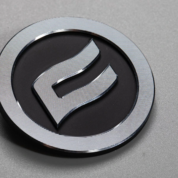 Etichette metalliche con logo