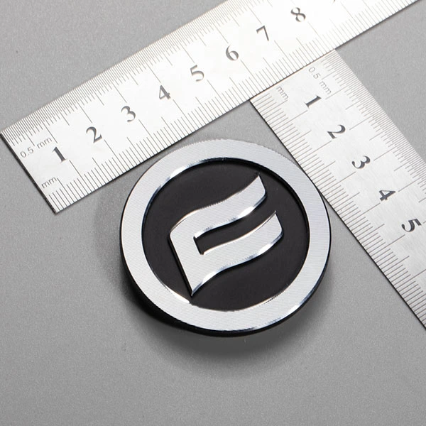 Etichette metalliche con logo