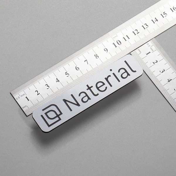 Targhetta con logo in metallo