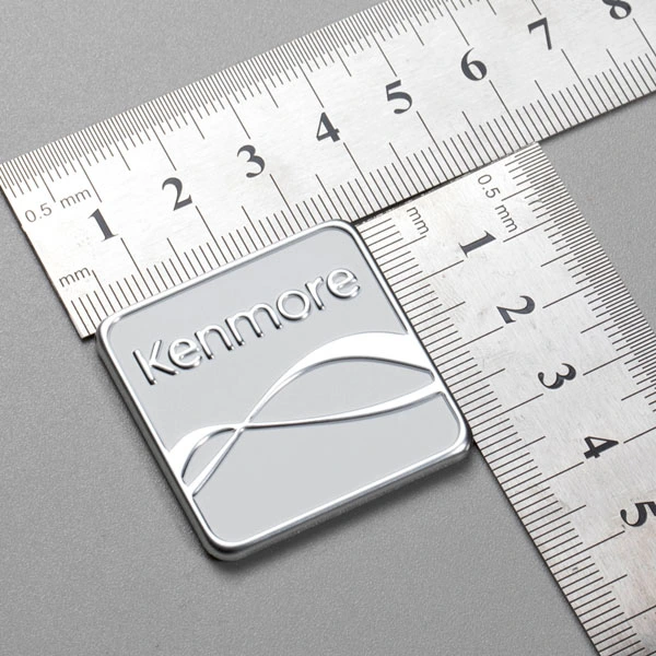 Etichetta con logo in alluminio