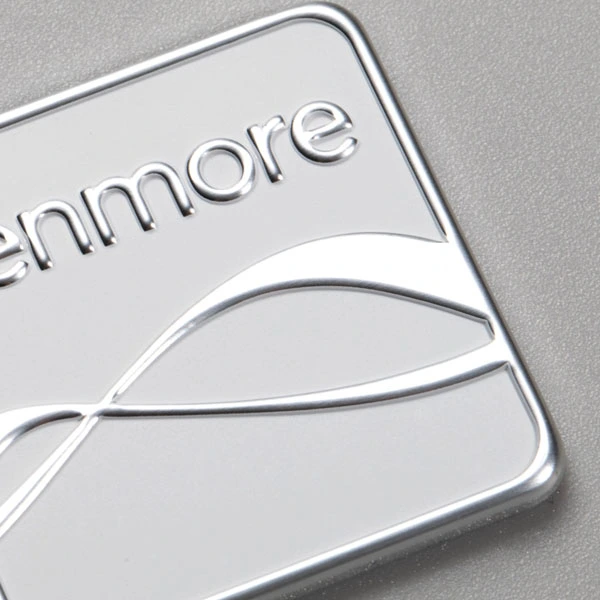 Etichetta con logo in alluminio