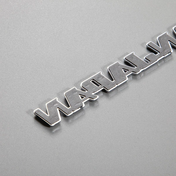Adesivo in ABS con logo cromato
