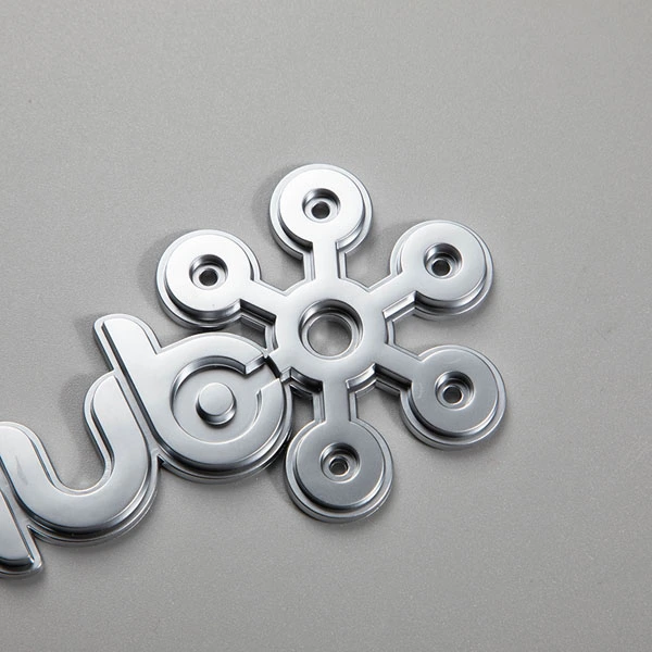 Etichetta in ABS con logo cromato