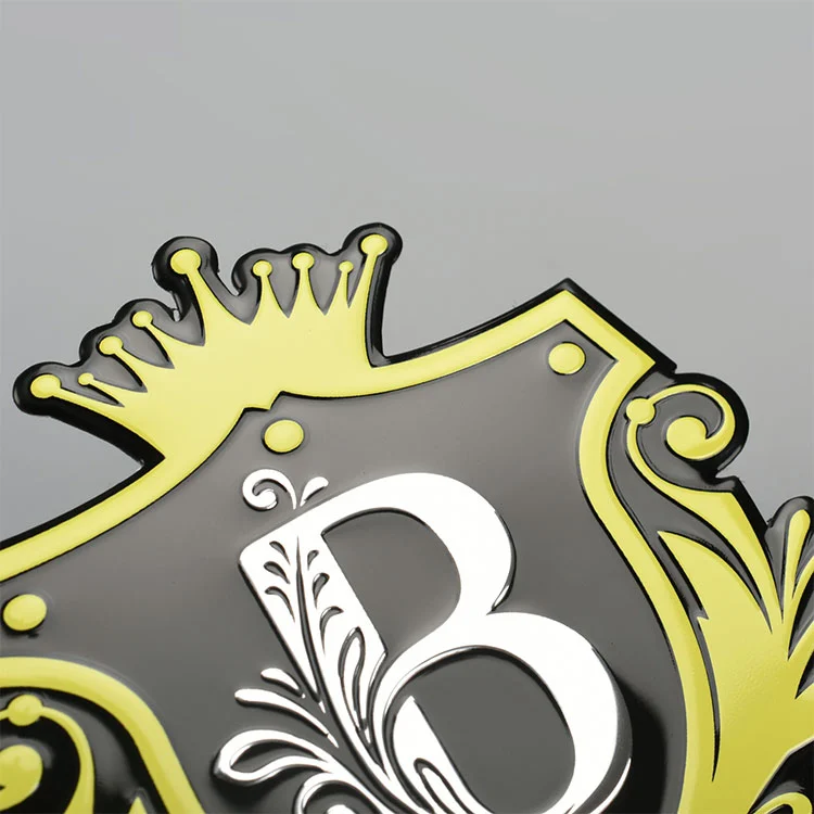 Etichetta metallica con logo