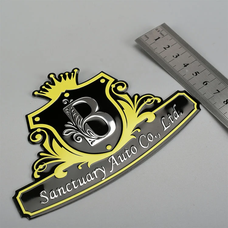 Etichetta metallica con logo