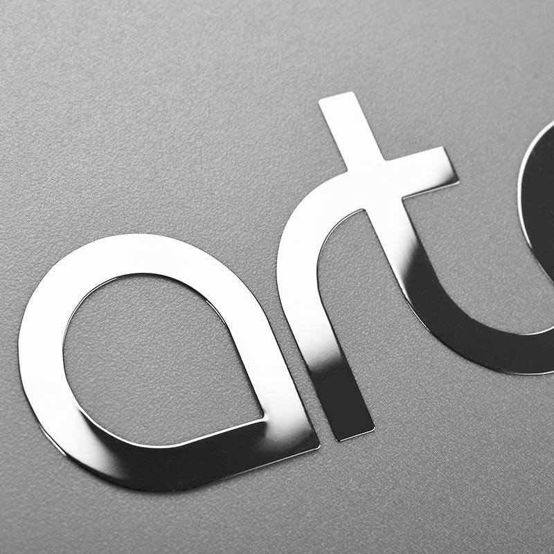 Logo adesivo in metallo