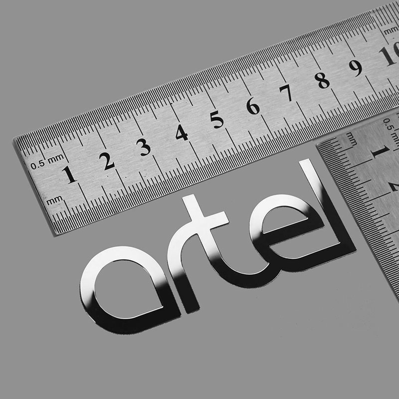 Logo adesivo in metallo