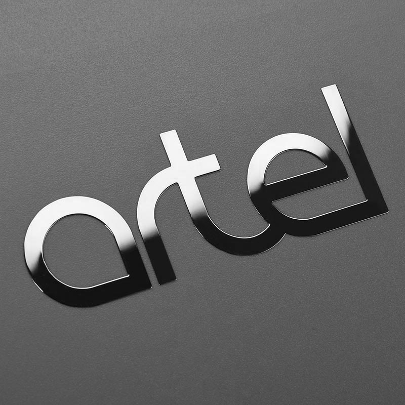 Logo adesivo in metallo