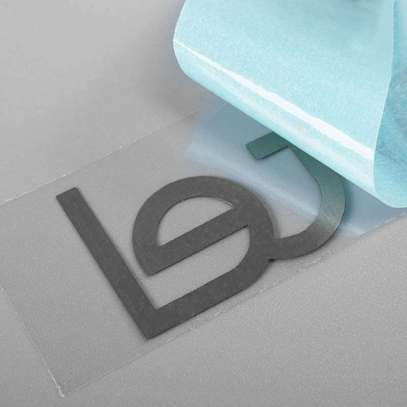 Logo adesivo in metallo